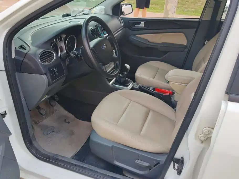 Ford Focus 2013 1.8L MT