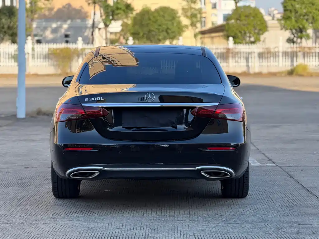 Mercedes-Benz E-Class — миниатюра 7