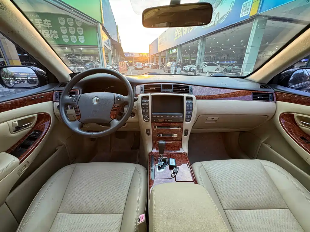 Toyota Crown — миниатюра 6