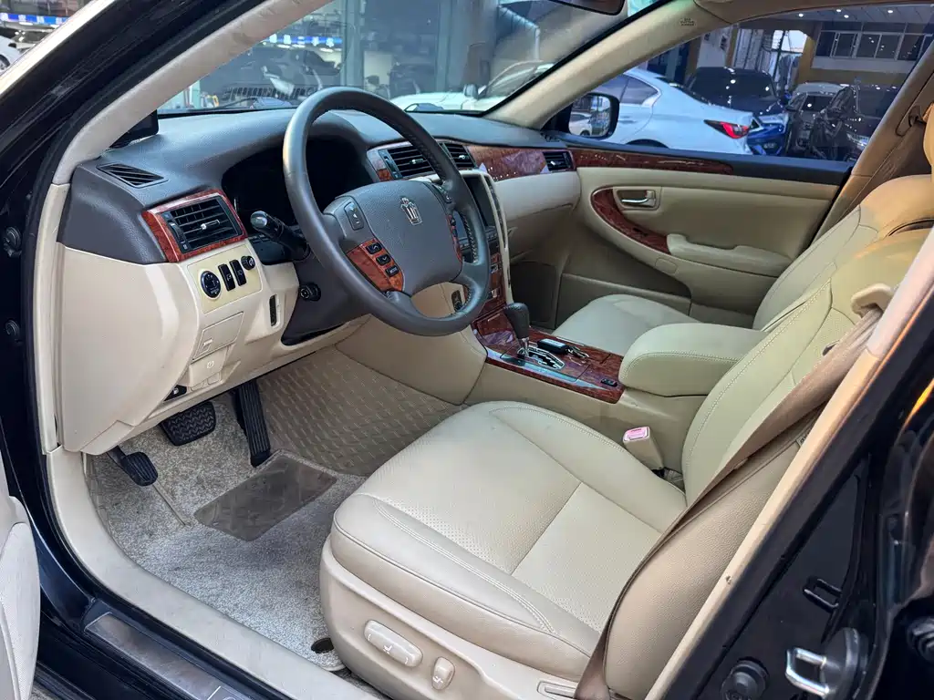 Toyota Crown — миниатюра 4