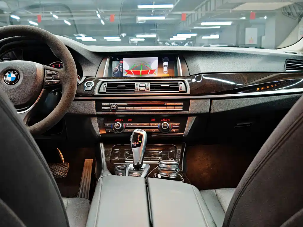 BMW 5 Series — миниатюра 21