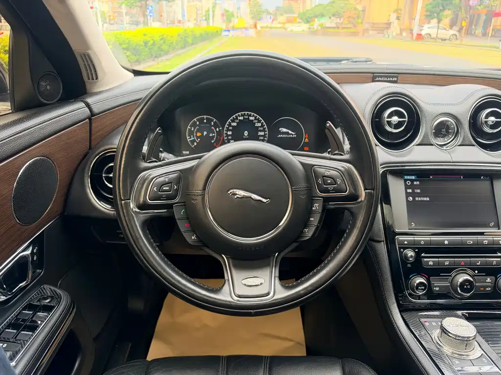 Jaguar XJ — миниатюра 15