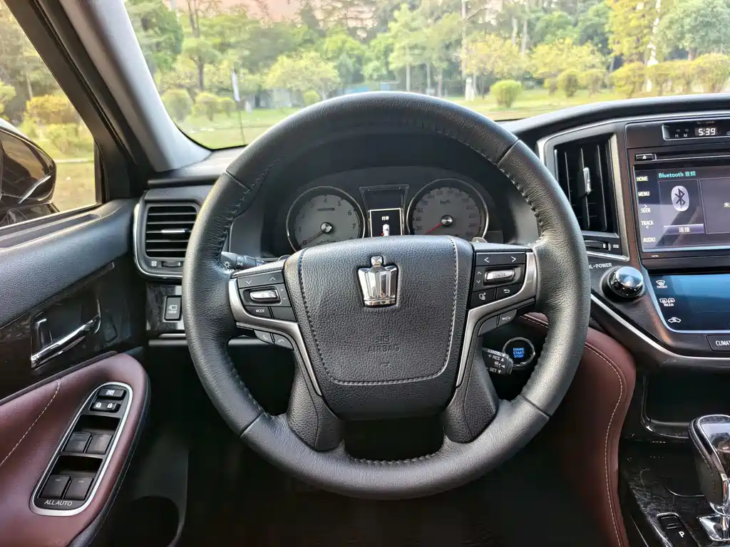 Toyota Crown — миниатюра 7