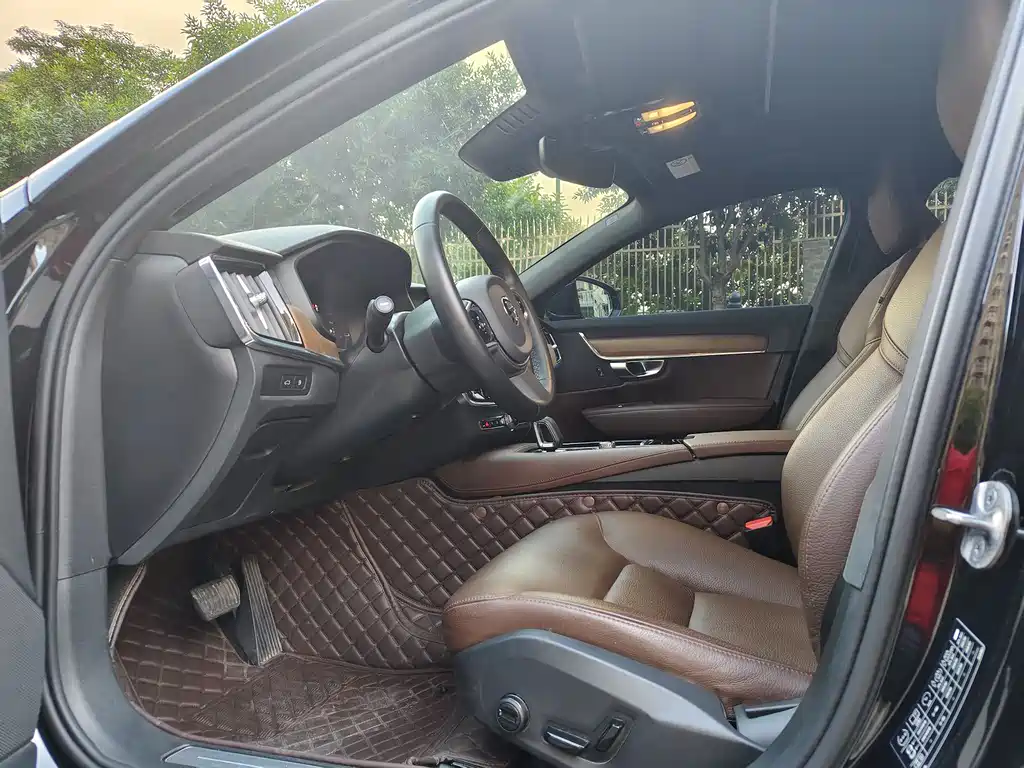 Volvo S90 2023 T8 Luxury