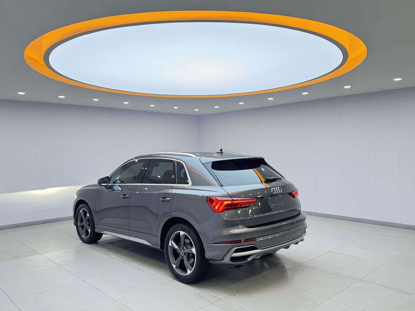 Audi Q3 1.4 л 2022 г. Серебристо-серый, пробег 33000 км