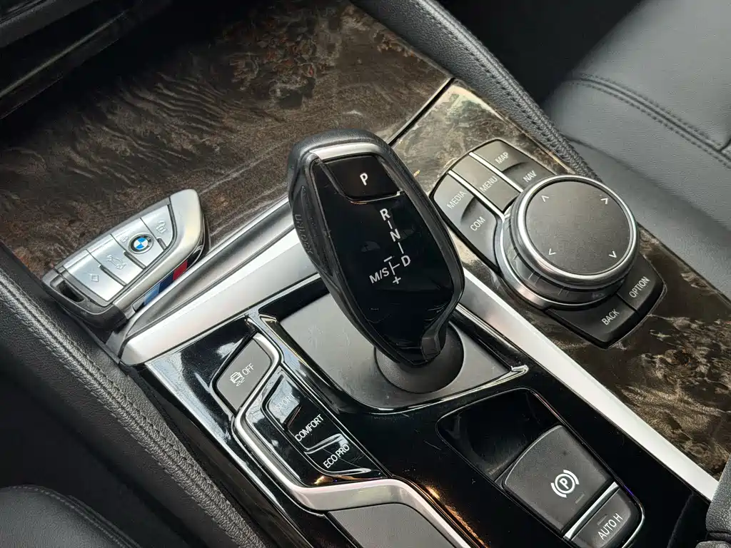 BMW 5 Series — миниатюра 8