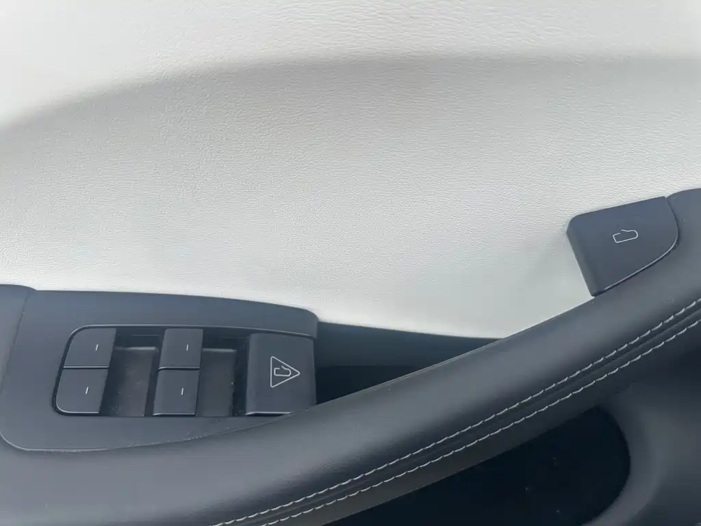 Tesla Model 3 — миниатюра 11