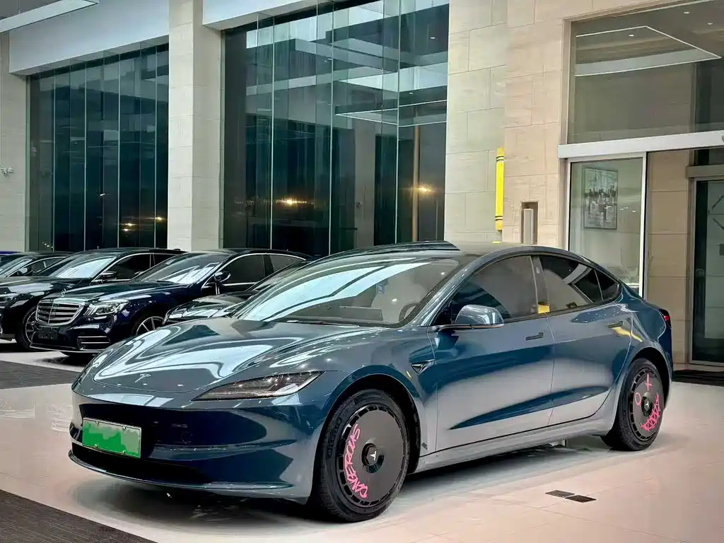 TESLA MODEL 3