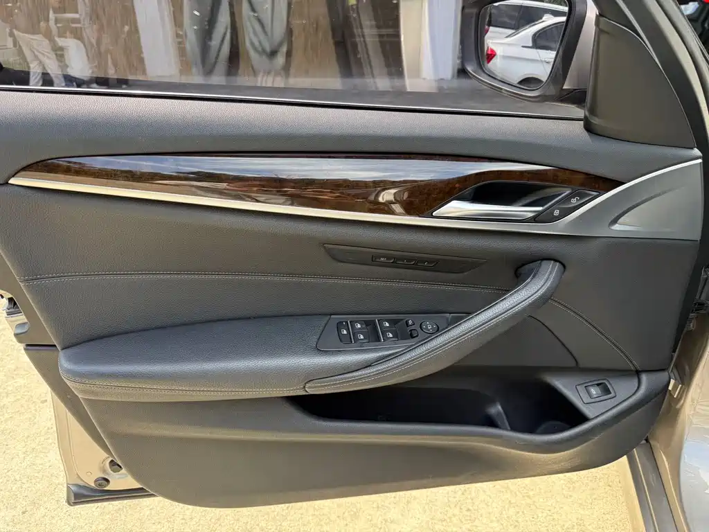 BMW 5 Series — миниатюра 7