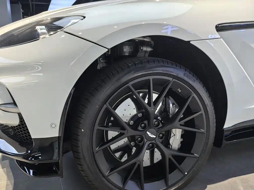 Aston Martin DBX — миниатюра 4