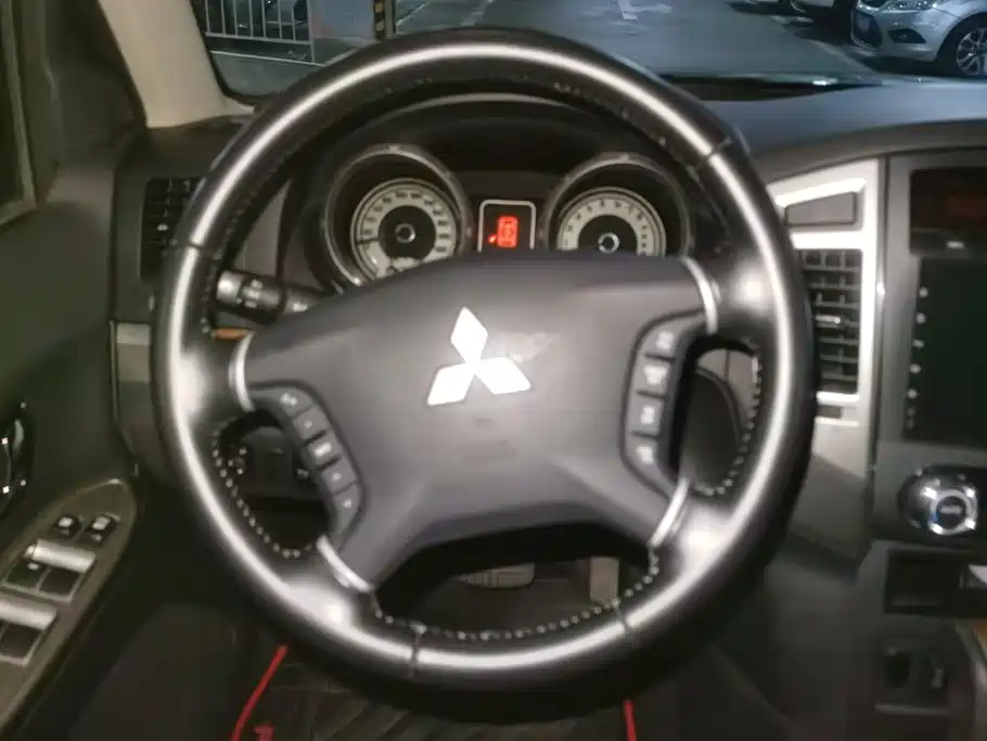 Mitsubishi Pajero (Import) — миниатюра 14