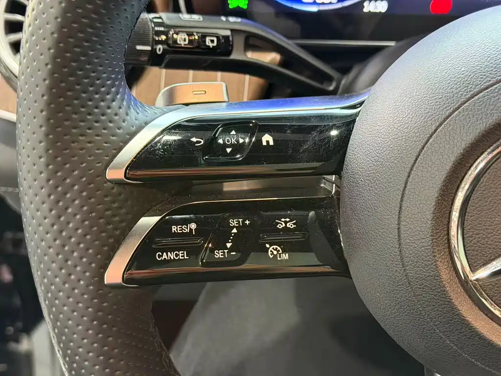 Mercedes-Benz EQE SUV — миниатюра 11