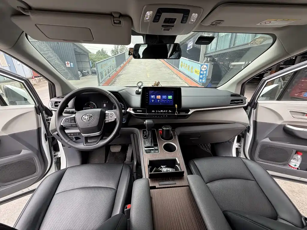 Toyota Sienna — миниатюра 12