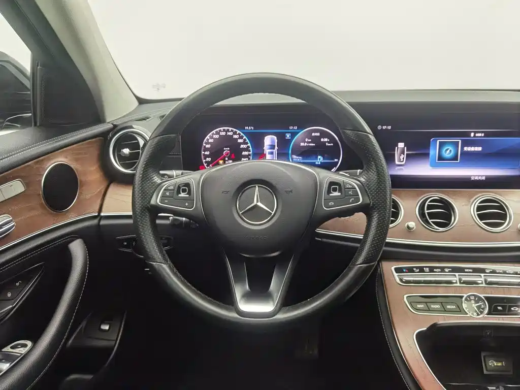 Mercedes-Benz E-Class — миниатюра 11