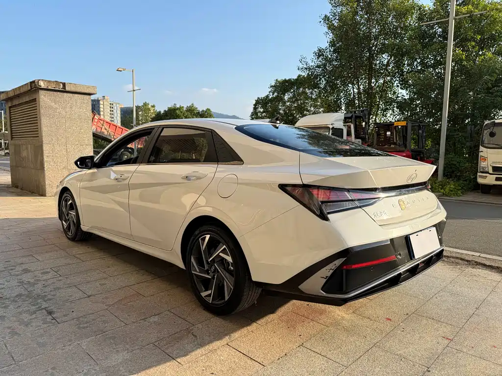Hyundai Elantra — миниатюра 6