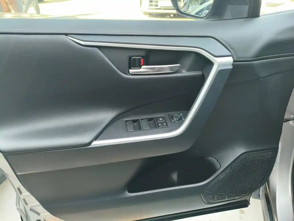 Toyota RAV4 — миниатюра 4