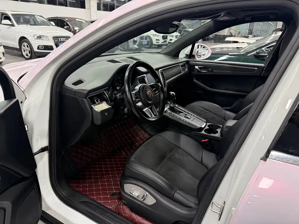 PORSCHE MACAN