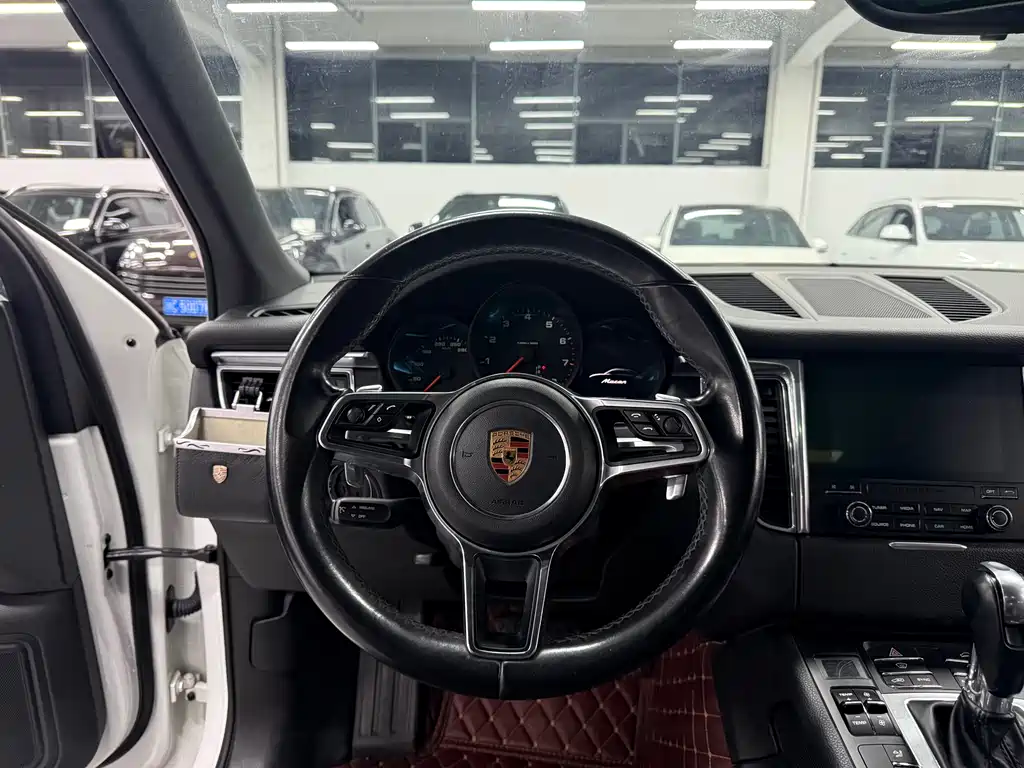 PORSCHE MACAN