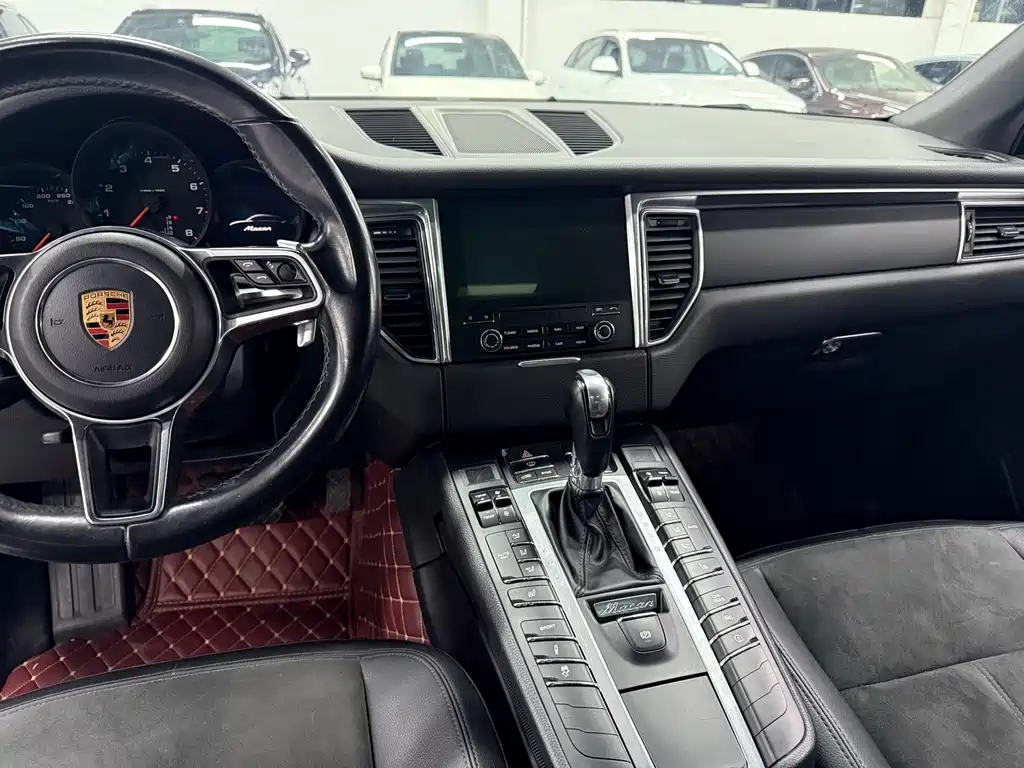PORSCHE MACAN