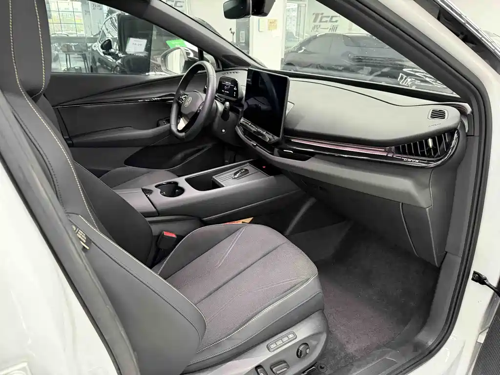 VOLKSWAGEN WITH THE CROWD 06