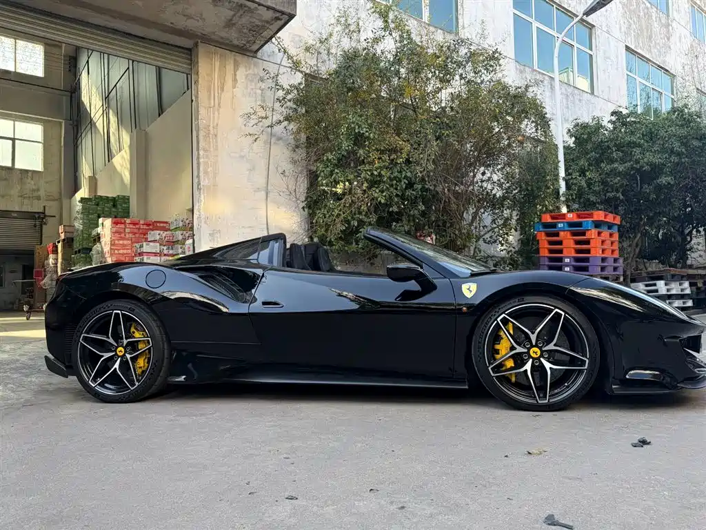 FERRARI 488