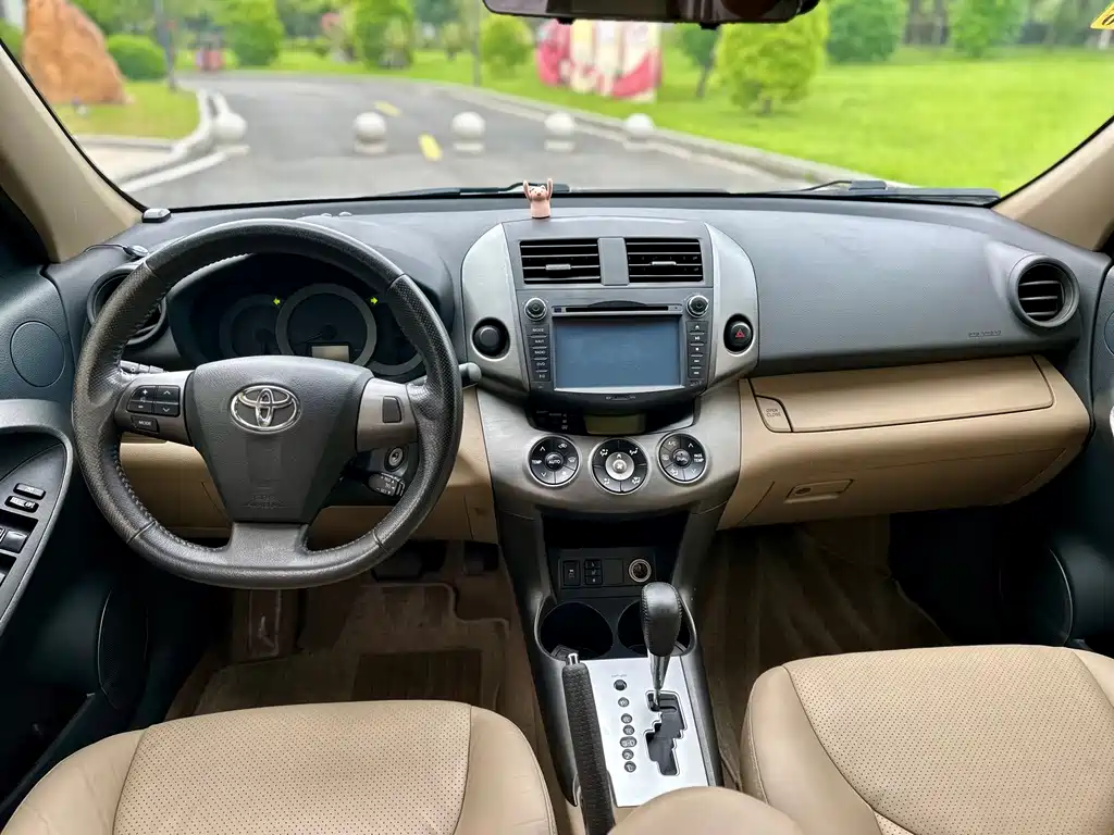 Toyota RAV4 — миниатюра 9