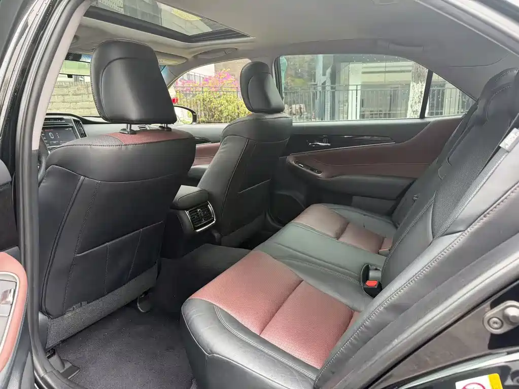 Toyota Crown — миниатюра 8