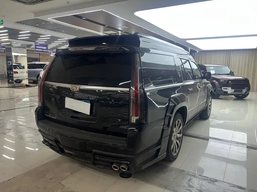 Cadillac Escalade — миниатюра 13