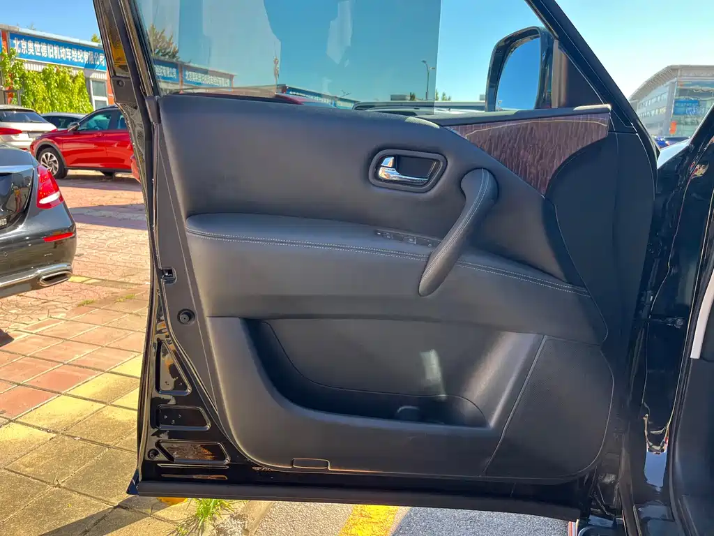 Nissan Patrol — миниатюра 8