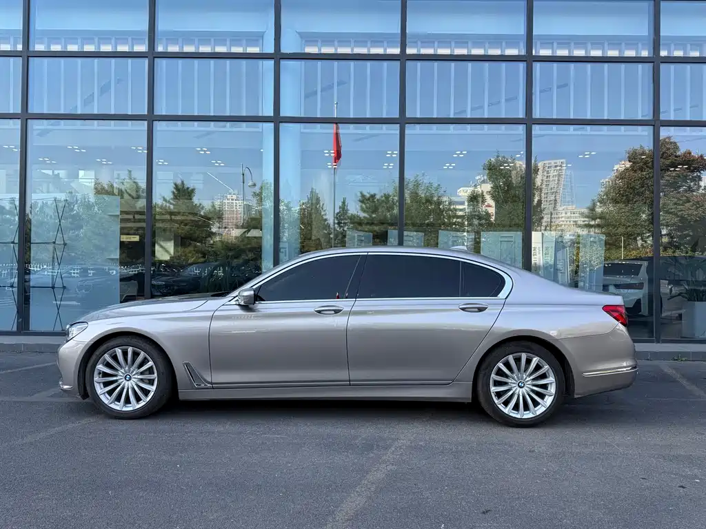 BMW 7 Series — миниатюра 3