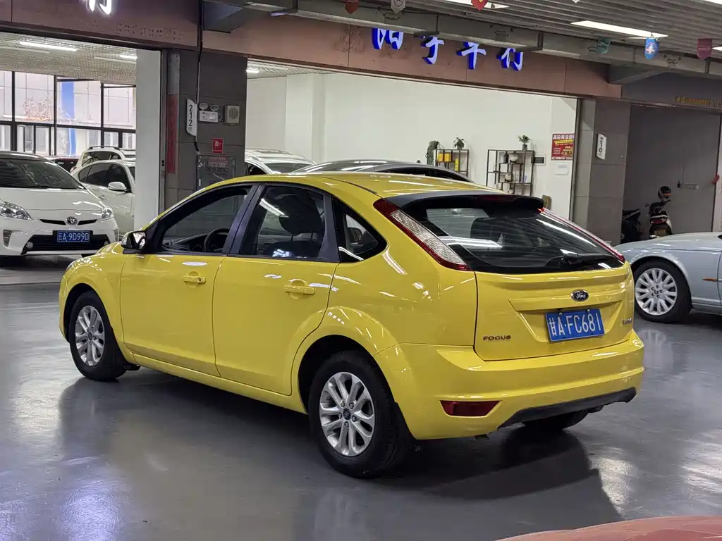 Ford Focus 2013 1.8L MT Fashion