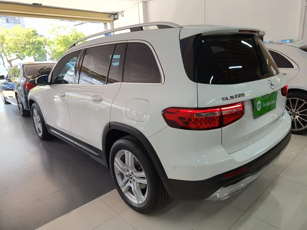 Mercedes-Benz GLB 1.3 л 2022 г. Белый, пробег 25600 км