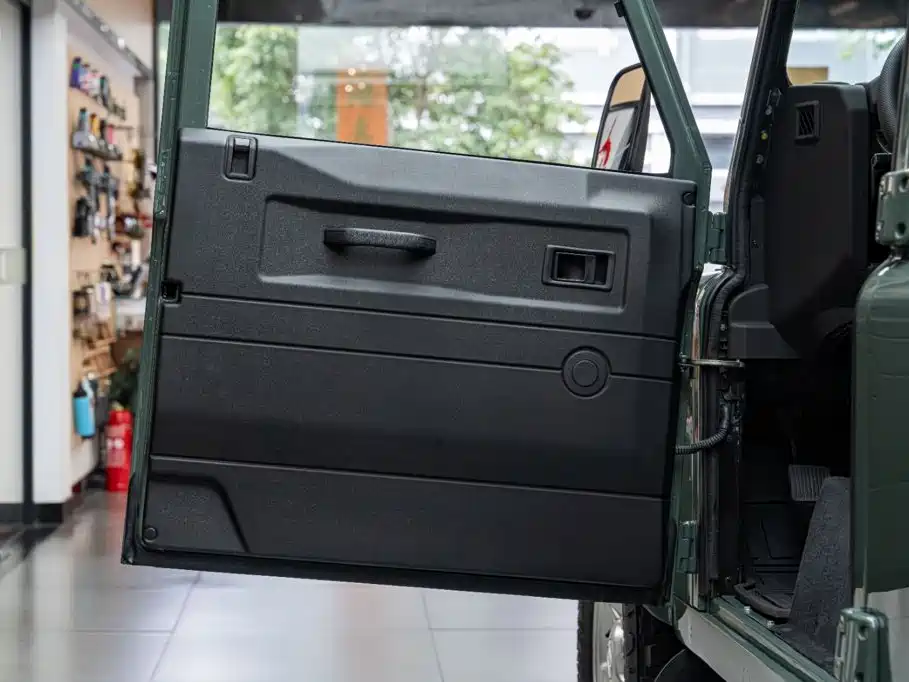 Land Rover Defender — миниатюра 10