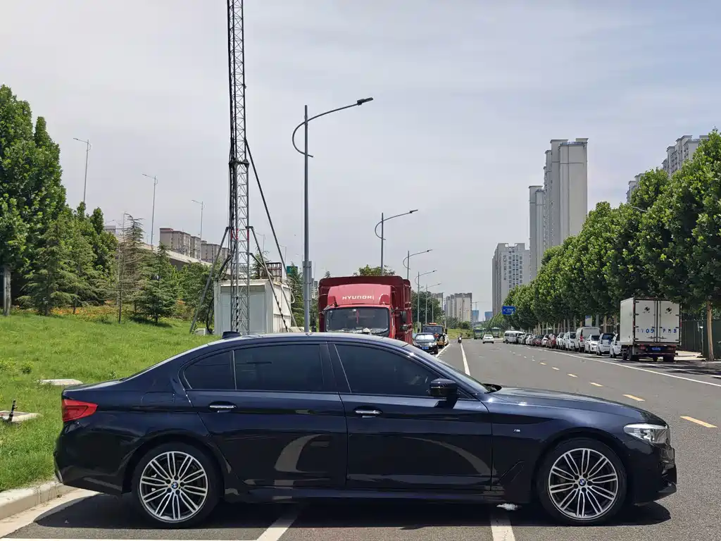 BMW 5 Series — миниатюра 6