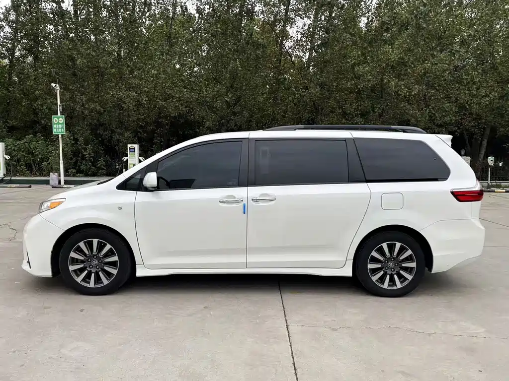 Toyota Sienna — миниатюра 3