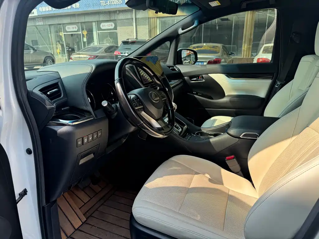 Lexus LM — миниатюра 21