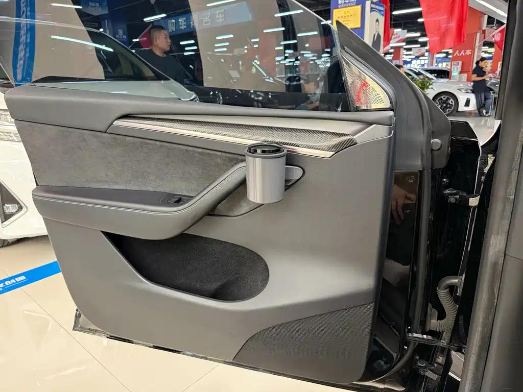 Tesla Model Y — миниатюра 10