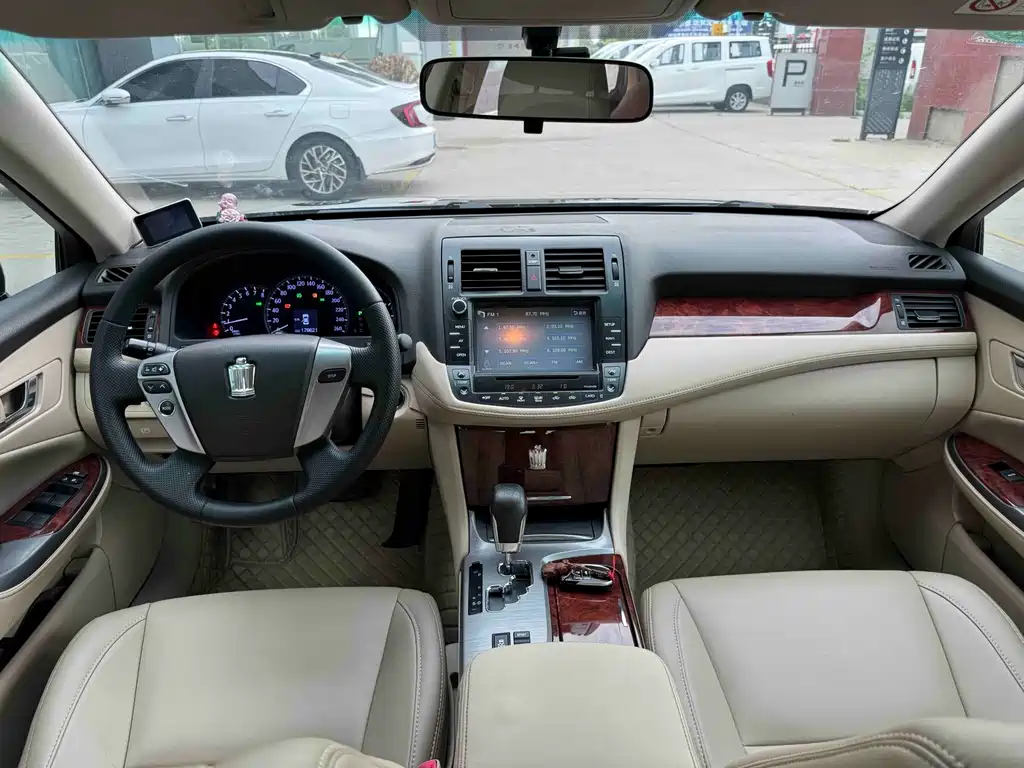Toyota Crown — миниатюра 10