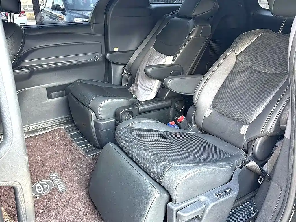 Toyota Sienna — миниатюра 5