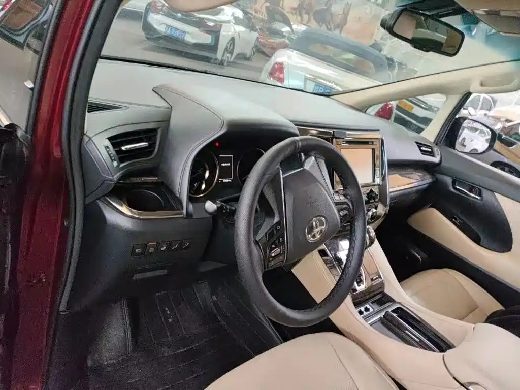 Toyota Alphard — миниатюра 2