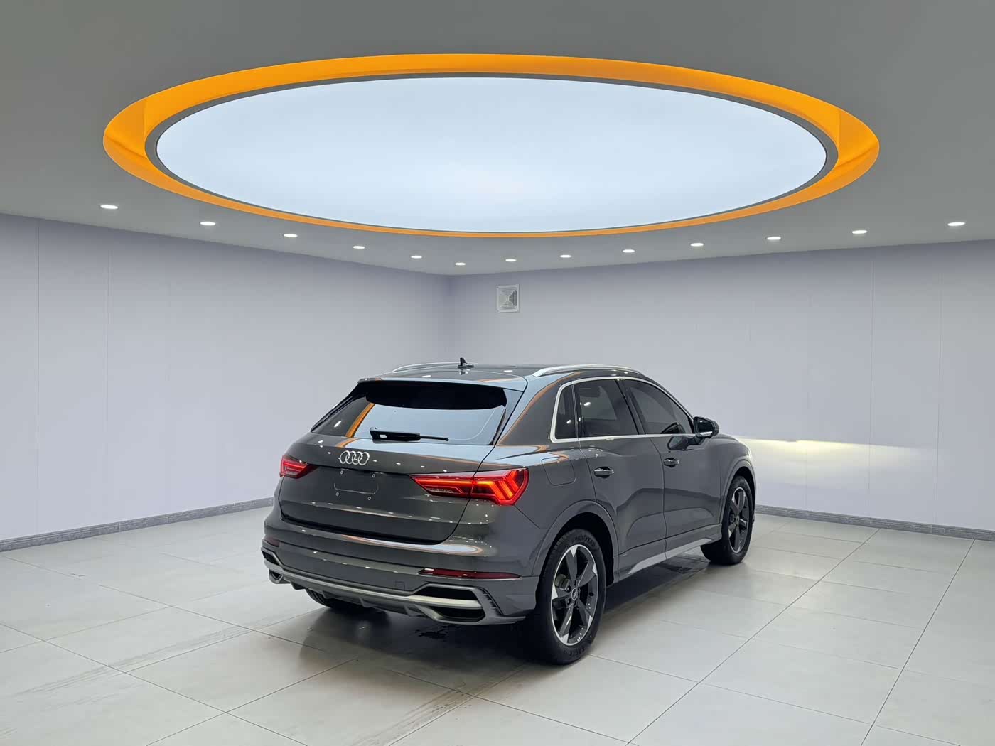 Audi Q3 1.4 л 2022 г. Серебристо-серый, пробег 33000 км