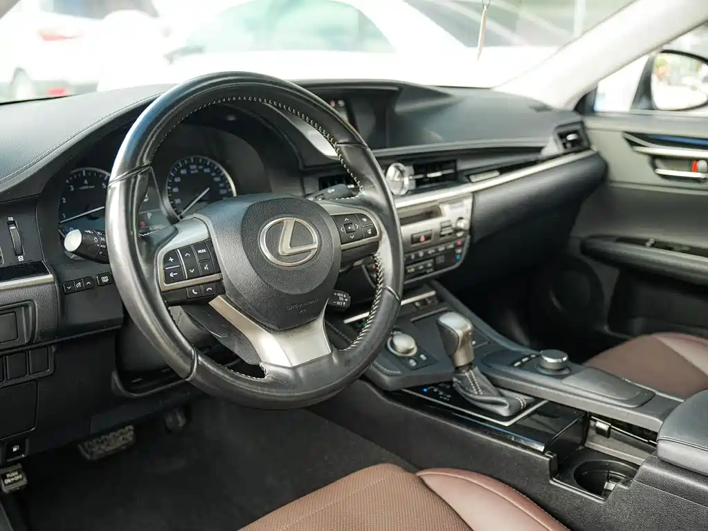 Lexus ES — миниатюра 9