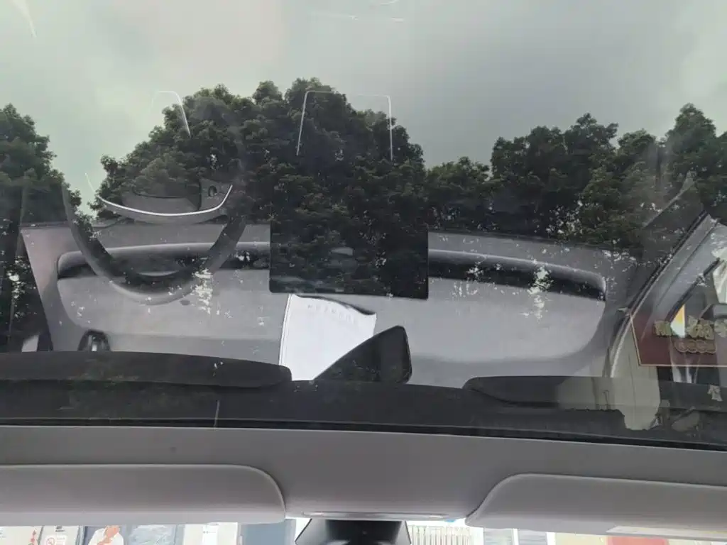 Tesla Model Y — миниатюра 18