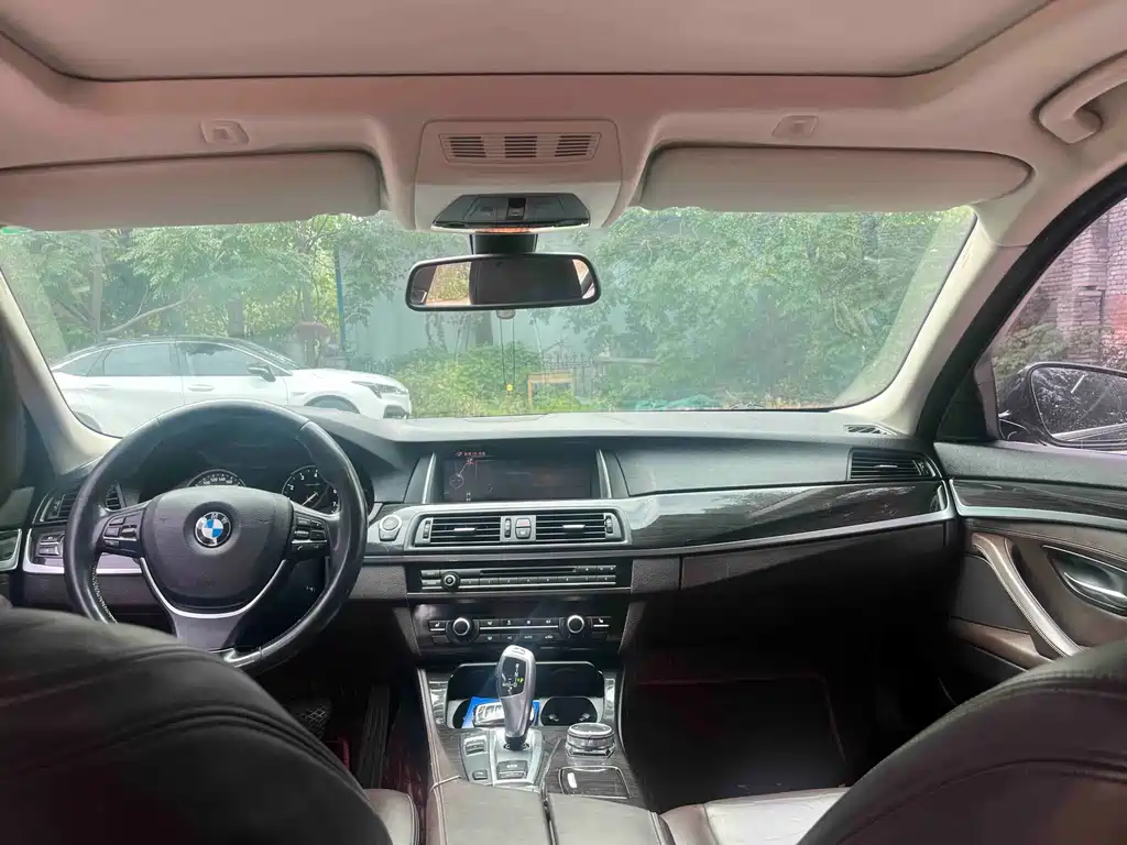 BMW 5 Series — миниатюра 7