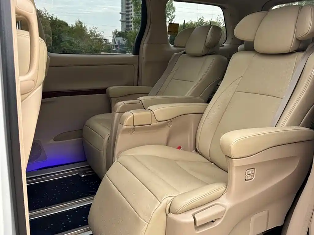 Toyota Alphard — миниатюра 7