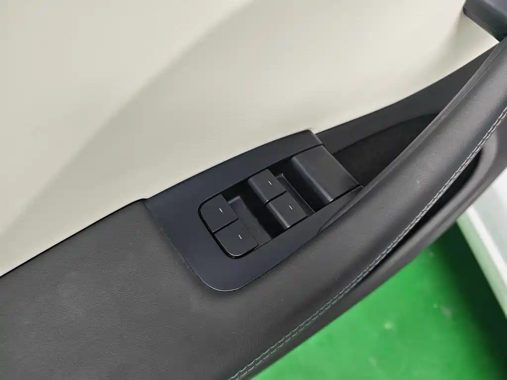 Tesla Model 3 — миниатюра 17