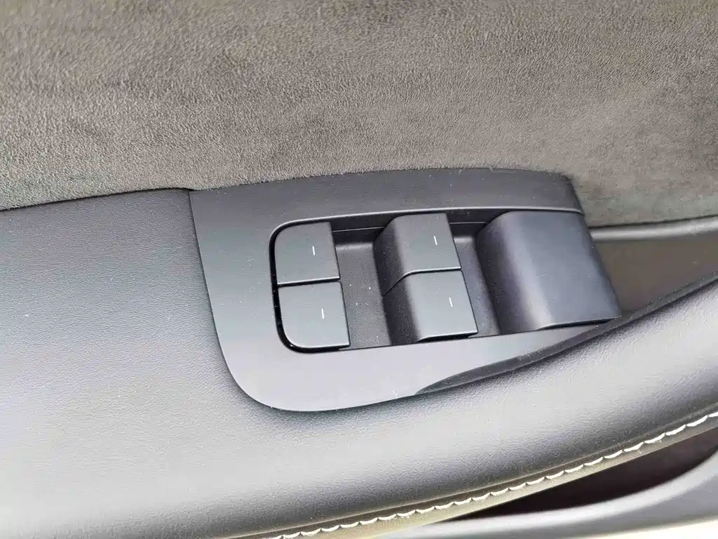 Tesla Model Y — миниатюра 10