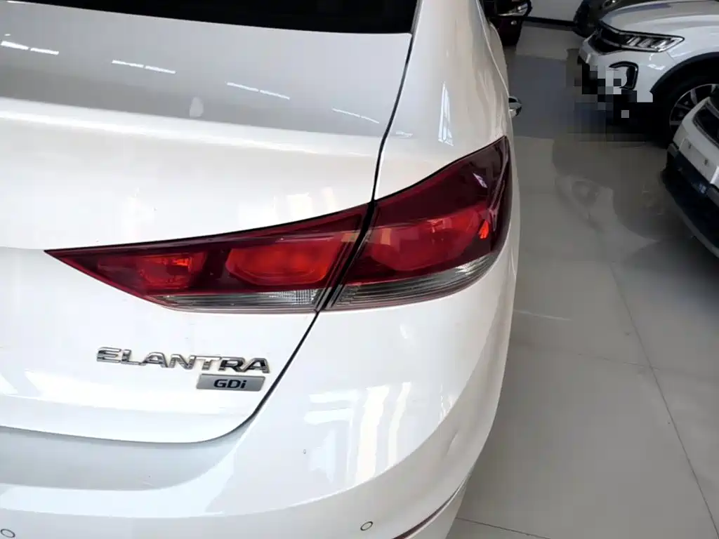 Hyundai Elantra — миниатюра 8