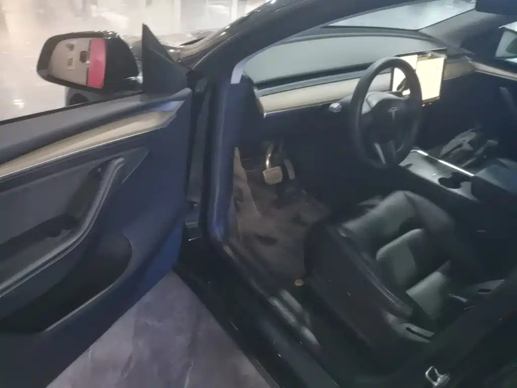 Tesla Model Y — миниатюра 16
