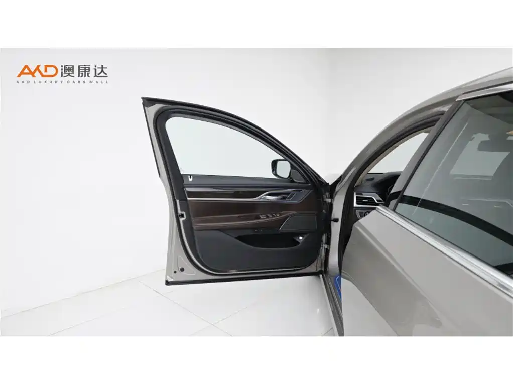 BMW 7 Series — миниатюра 10